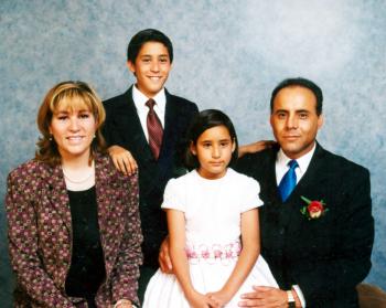 Alonso Gutiérrez Bravo y Mayela Márquez de Gutiérrez con sus hijos Alfonso y Mayela, asistentes al banquete de boda de Flavio César de Robles Valenzuela y Sandra Verónica Mesta Márquez.
