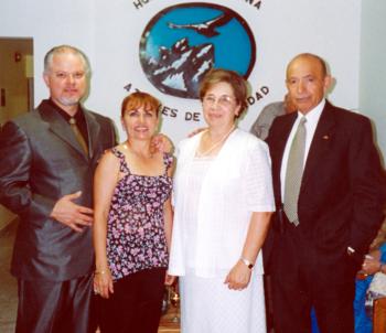 José Ruiz Hernández, Carina Mier de Ruiz, Elena Gallegos de Hernández y Javier Hernández Díaz, captados mientras disfrutaban de pasado acto social.