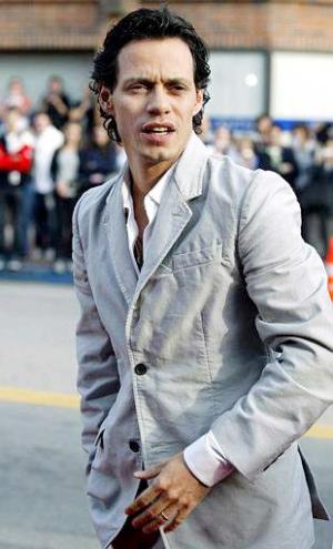 El también cantante Marc Anthony, quien hace el papel de Samuel en Man on Fire, arribó primero que Jennifer, saludó y besó en la mejilla a Carmen Salinas, luego posó para algunos fotógrafos y después prácticamente 'voló' hacia el interior del cine evadiendo con una sonrisa a los reporteros.