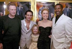 En el recorrido por la alfombra roja de la premier mundial de Man on Fire saltaron chispas, suspenso y acción con la presencia de los protagonistas de esta cinta rodada en México .
Protagonistas: Christopher Walken,
Marc Anthony, la pequeña Dakota Fanning, Radha Mitchell y  Denzel Washington.