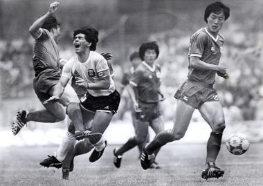 El astro argentino fue 'fouleado' por el  koreano Young Se como se muestra en una foto de archivo de 1986