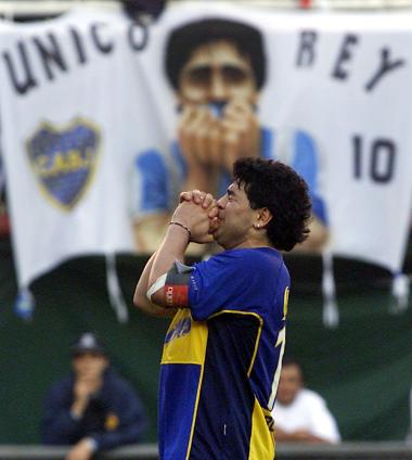 Maradona usando la playera del Boca Juniors, el equipo de sus amores