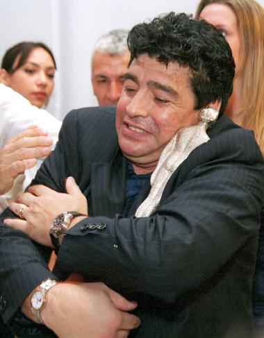 En este gráfico abraza el premio de la Estatua Olimpia recibido por la asociación  deportiva de Agentina en 1999.
