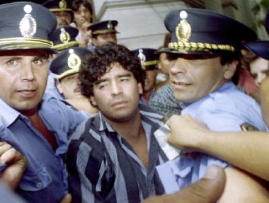 Maradona se muestra en esta foto de archivo tras su declaración por haber disparado y herido a un periodista a las afueras de su casa  ubicada en Mercedes a 100 kilómetros de Buenos Aires en 1994