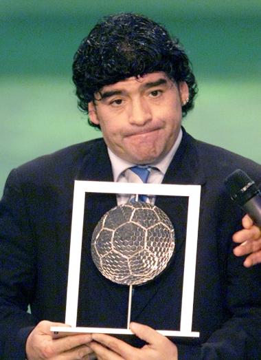El legendario argentino recibiendo un premio de la FIFA
