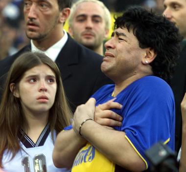Este gráfico muestra a Maradona llorando junto a su hija Dalma
