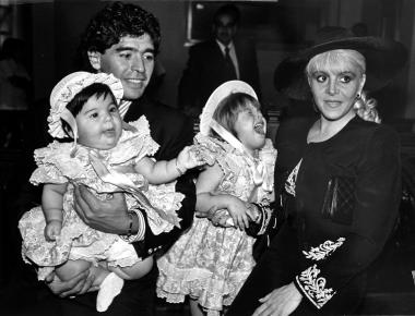 En este gráfico aparece junto a su ex esposa Claudia Villafane  y sus hijas Giannina Dinora (lzq) y Dalma Nerea (der) el día de su boda civil en Buenos Aires.