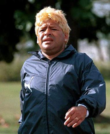 En esta fotografía de archivo Maradona realiza su caminata diaria en el jardín del hotel Havana, Cuba donde permanecía bajo tratamiento por abuso de drogas.