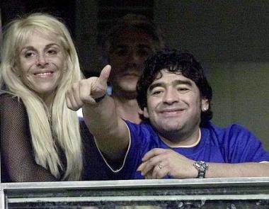 El astro argentino Diego Armando Maradona registró  una leve mejoría en su grave estado de salud, pero su pronóstico sigue siendo de carácter reservado, informó la Clínica Suizo-Argentina. 


En el gráfico, Diego Maradona fue captado junto a su ex esposa Claudia Villafaoe