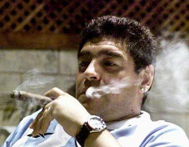 Durante las primeras horas de su estancia en el hospital dos sacerdotes católicos se presentaron en la clínica donde, según dijeron, acudieron por “un pedido telefónico de un familiar” de Maradona. 