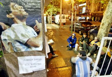 El tema del día en Argentina, sin duda, es la salud de Maradona, un personaje amado y controvertido que genera discusiones como la de una cajera de banco que le dice a un cliente que si Diego se muere el país se va a paralizar.