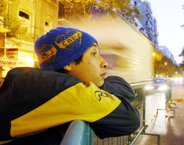 Muchos de quienes se acercan o se quedan en las afueras de la clínica llegan con la camiseta de Boca Juniors, el equipo de los amores de Maradona, y al que todavía alcanzó a ver en La Bombonera en el partido que le ganó 2-0 a Nueva Chicago