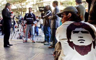 Pasadas 24 horas del ingreso de Maradona al centro asistencial, más de 150 periodistas hacen guardia en los alrededores.

Ahí permanecen, al lado de otros cientos de periodistas de todo el mundo, con rostros serios y pancartas de buenos deseos como leyendas como “Maradona presente, hoy, mañana y siempre”, “Dios, el pueblo con vos”, “Fuerza, Diego” y “Aguante Diego”.