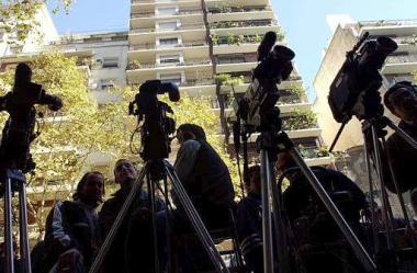 Decenas de periodistas se agolparon frente al sanatorio y poco a poco sus admiradores bloquearon parte de la Avenida Pueyrredón, a metros de esa unidad sanitaria. Algunos manifestaron su apoyo a Diego con pancartas.

La Avenida Pueyrredón, del barrio norte de Buenos Aires, donde está la clínica Suizo Argentina, fue ocupada por unos 300 aficionados, muchos de ellos con pancartas y carteles con la imagen de 'Pelusa', y sólo puede transitar por ella una sola hilera de coches.