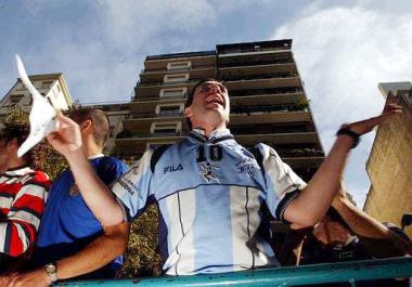 Un grupo de hinchas cantaron como si estuvieran en los graderíos de un estadio y tocaron un bombo frente a la clínica donde está ingresado Diego Maradona para alentarle.

“Brasileño, brasileño, que amargado se te ve. Maradona es más grande, es más grande que Pelé” cantaban los hinchas.