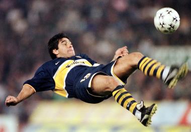 Maradona fue internado el domingo pasado en una clínica de Buenos Aires, aquejado de severos problemas cardiacos y pulmonares que en principio hasta hicieron temer por su vida, de acuerdo con los informes noticiosos originados en la capital argentina.