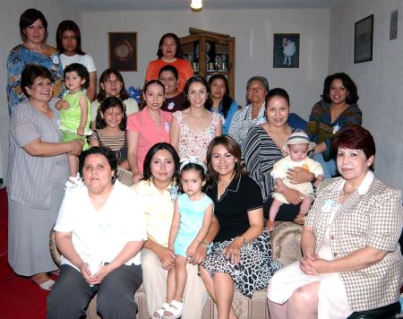  20 de abril  
Zhugey García de Martínez, rodeada de algunas invitadas de su fiesta de canastilla.