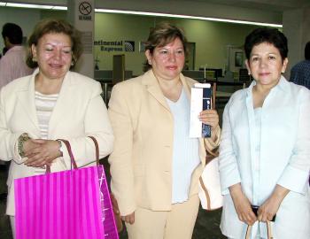 Diana Rivera de Díaz regresó al DF y fue despedida por Norma y Dulce Rivera.