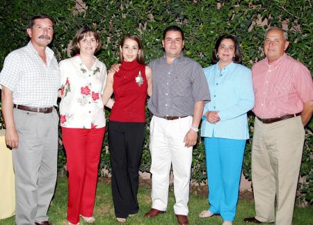 Alfredo Garza Martínez y Claudia Robles Heimpel acompañados por sus papás, Javier Robles Puga y Yolanda Heimpel de Robles; Alfredo Garza de la Rosa y Esther Martínez de Garza, en una de sus últimas despedidas de solteros.