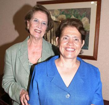 Agnes M. de Perusquisa acompañada de su hija, Lydia Ávila de Olvera, en la fiesta de bienvenida que le ofreció con motivo de su llegada de la ciudad de Celaya, Guanajuato.