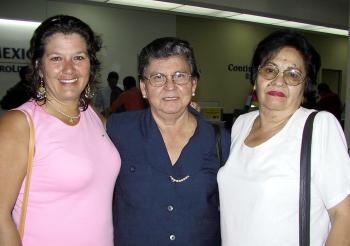 Rosalba de Olvera regresó al DF y fue despedida por Rosalba y Carmen.