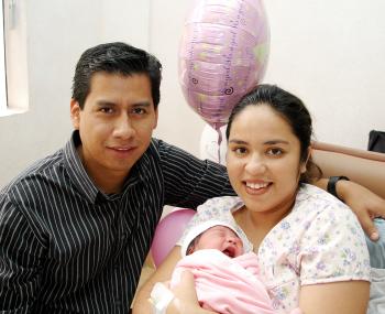 Arturo Ramírez  Galindo y Karina Alba  de Ramírez, con su hija Valeria Ramírez.