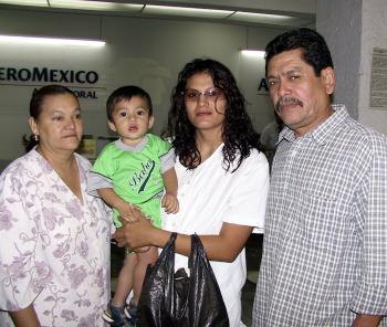 Alma Cecilia Hurtado y Ángel González fueron despedidos por Juan Manuel Hurtado y Cecilia Herrera, antes de viajar a Cancún.