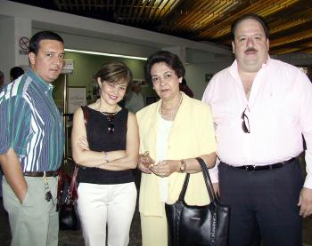   22 de abril 
 
Guillermo Flores, Cuquita Villalobos y Nidia de Hernández viajaron a la Ciudad de México y fueron despedidos por Mauricio Galán.