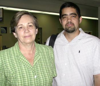 Gustavo Lastra viajó a la Ciudad de México y fue despedido por Ana Elisa de Lastra.