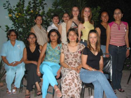 Amparo Cristina Huereca Silva, en compañia de algunas de las asistentes a su despedida de soltera.