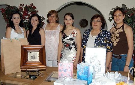  23 de abril  
Érika García Guzmán, con algunas de las asistentes a su despedida de soltera.