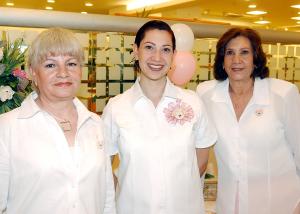 Adriana Castro de Guerrero en la fiesta de regalos que le ofrecieron en honor del bebé que espera, las señoras Sonia Castro de Monfort y Claudia Castro de Márquez.