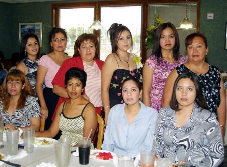 Beatriz Scarlet Orozco Álvarez acompañada por un grupo de amistades, en la fiesta pre nupcial que le organizaron con motivo de su próxima boda.