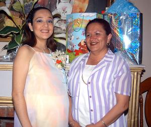 Lorena Alejandra Díaz de Ramírez en compañia de Nanny Delgado de Zamora, organizadora de su fiesta de regalos.