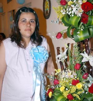 Perla Cabello de Hernández en la fiesta de canastilla que le organizó su mamá, María de los Ángeles Íniguez de Cabello.