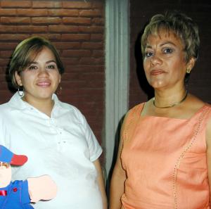 Brenda Leticia García de Hernández, en compañia de la organizadora de su fiesta de regalos, Oralia Martínez.