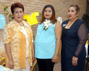 26 de abril
 Diana Ibáñez de Terrazas acompañada de las organizadoras de su fiesta de regalos, Estela García y Ammalia García.