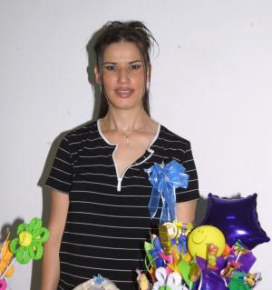 Isela de Boone, durante la fiesta de canastilla que se le organizó, por el próximo nacimiento de su bebé.