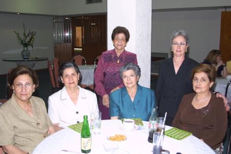 Chavelita de Gil, Eva de Echeverría, Eva de González, Pera de García, Anita de Fernández y Emilia de García.