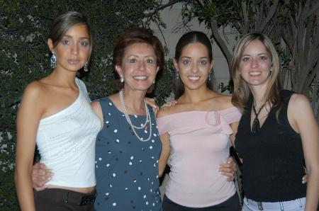 Daniela Valencia en compañia de sus hermanas, Andrea y Valeria Valencia y de su mamá Dulce correa de Valencia, en una de las despedidas de soltera por su próximo matrimonio.