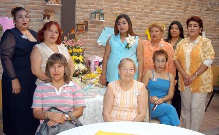 Diana Ibáñez de Terrazas, en compañia de algunos de los asistentes a su fiesta de regalos.
