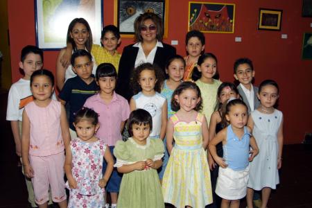 El taller de colores junto a su maestra, Alejandra de la Peña.