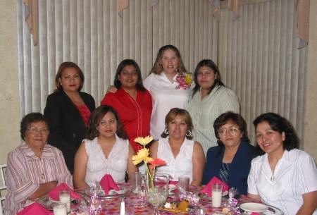Lizeth Navarro de Medellín recibó numerosas felicitaciones, en la fiesta de regalos que le ofrecieron en honor del bebé que espera.