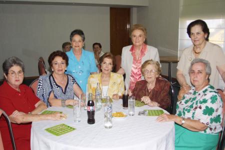 Señoras Carmen, Adelaida, Maty, Matilde, Delia, Margarita, Elena y Gloria.