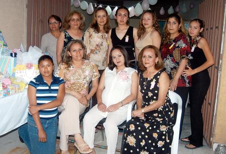 Sofía Sánchez Zubiría, en compañia de algunas asistentes a su fiesta de regalos.