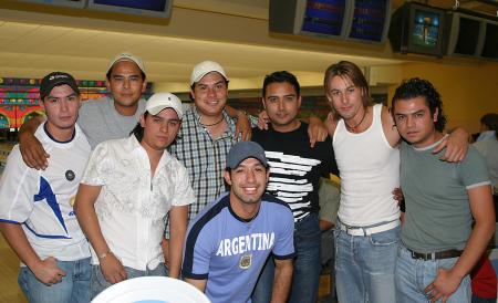  26 de abril  
Érick Ugartechea, Osvaldo Licería, Víctor García, Héctor Reyes, Antonio Paz, Francisco Santoyo, Enrique Galindo y Sinhue Sáenz, captados en conocido boliche de la localidad.