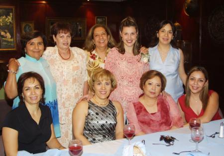  27 de abril  
Viviana Ortiz de Kalionchis acompañada por un grupo de amigas en la fiesta de canastilla que le ofreció su mamá Carmen Rodríguez de Ortiz.