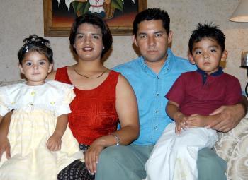 25 de abril 
Juan Sánchez y Susana Acevedo de Sánchez, en coompañia de sus hijos Mary Fer y Juanito Sánchez A.