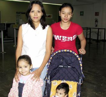 Despúes de disfrutar de unas vacaciones en esta ciudad, regresó a Veracruz, Brenda Rendón, la despidió Sandra Rendón.