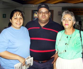   27 de abril 
 
Para Gozar de su luna de miel, viajaron a Cancún, Raúl Estrada y Rosalinda P. de Estrada, fueron despedidos por Yolanda Guerrero.